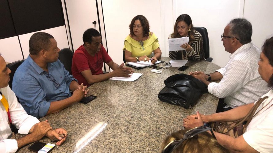 Diretores de escolas estaduais ameaçam renúncia coletiva na Bahia