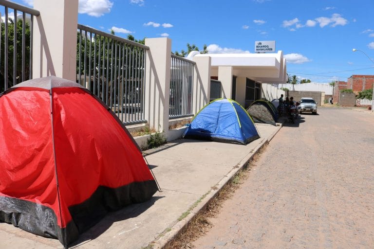 Filas começam a se formar para matrículas em escolas estaduais de Guanambi