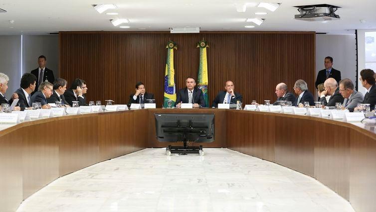 Bolsonaro faz reunião ministerial para ouvir propostas e planos