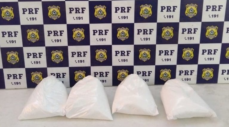 Jovem de 18 anos é presa em Ibotirama ao transportar cocaína em ônibus