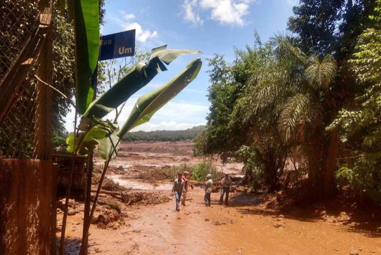 Bombeiros confirmam cerca de 200 desaparecidos em barragem de Brumadinho