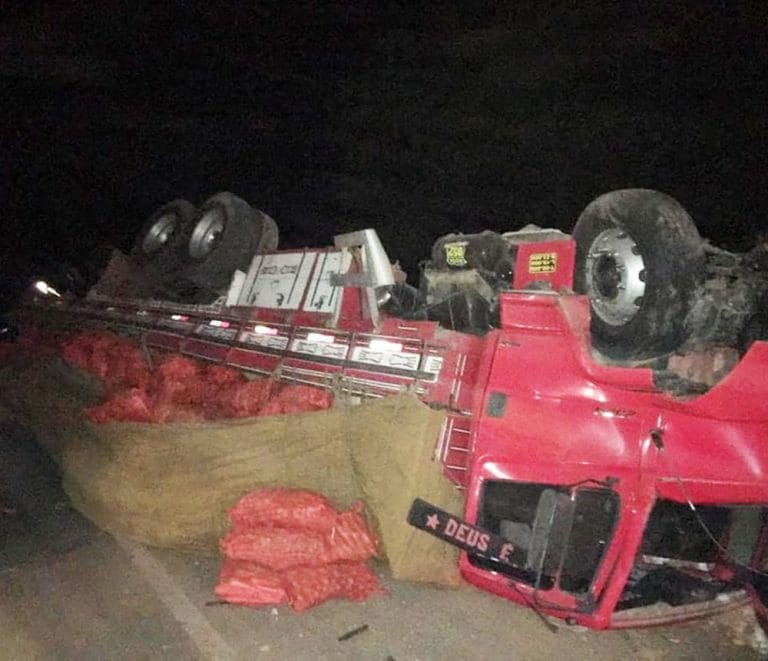 América Dourada: batida entre caminhão e carro deixa oito mortos e prefeitura cancela festa