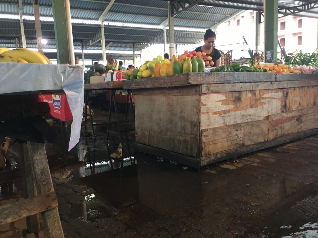 Enxurrada invade galpão e prejudica feirantes no Mercado Municipal de Guanambi