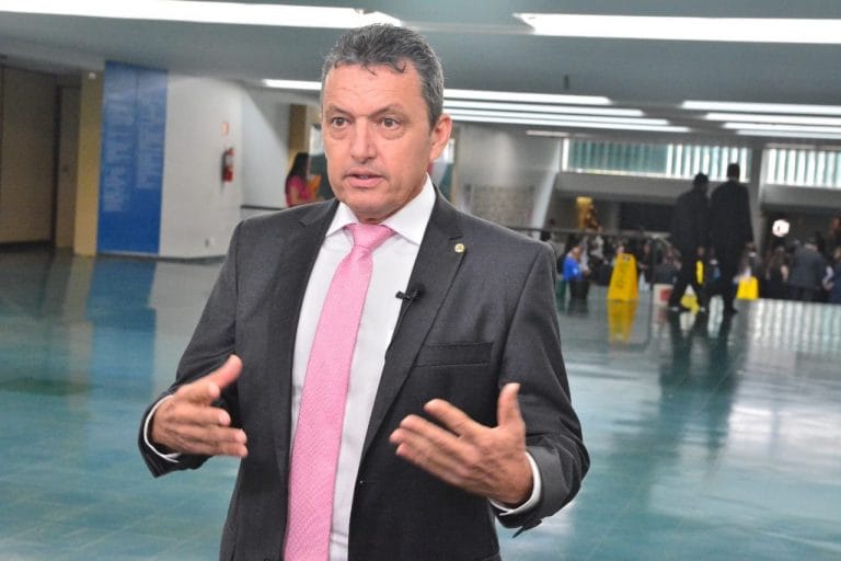 Charles Fernandes consegue quase 100 mil votos, mas fica na primeira suplência de deputado federal