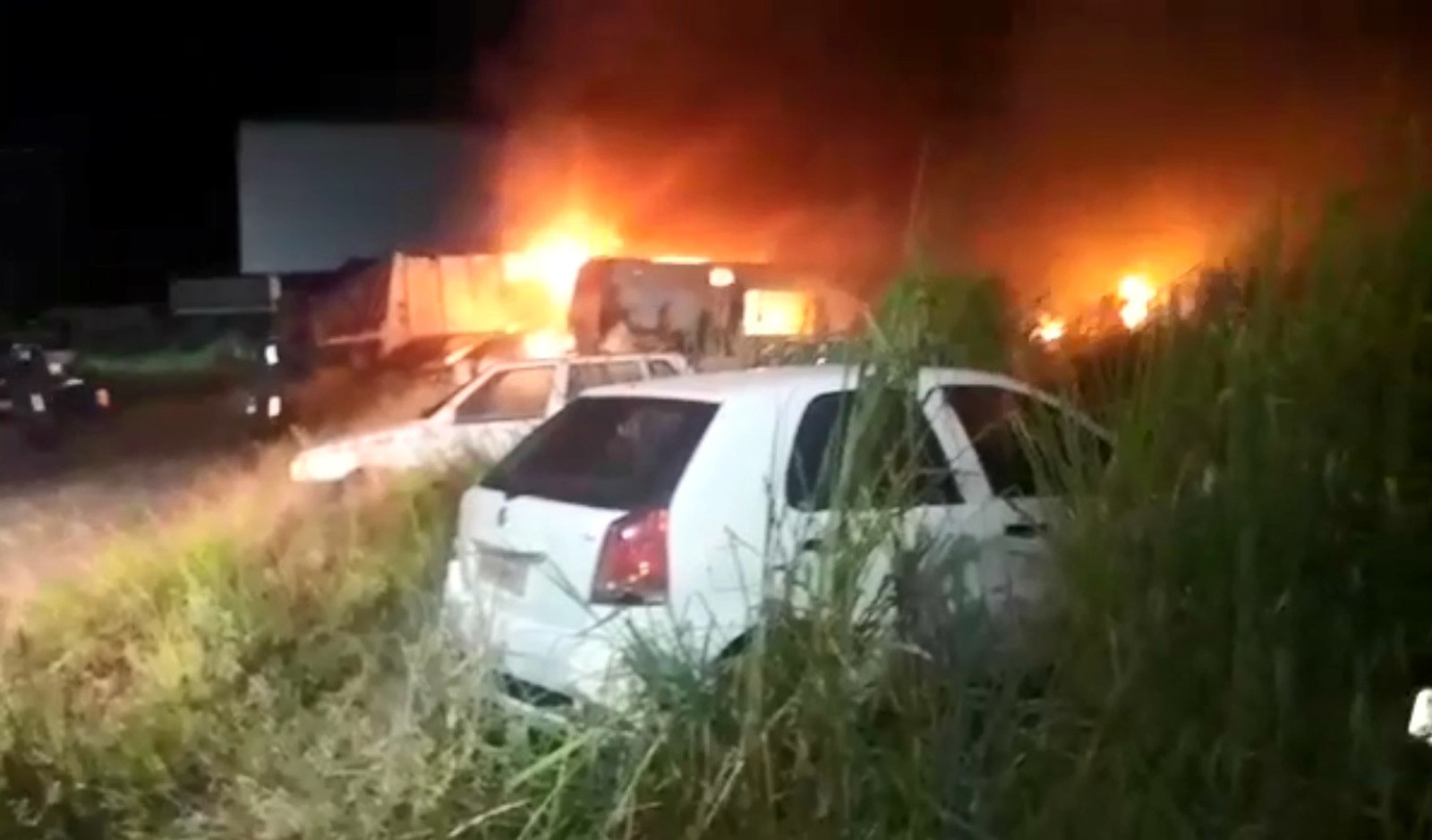 Incêndio no pátio da Prefeitura de Porto Seguro destrói veículos