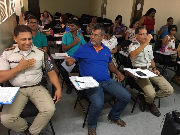 Equipe do Colégio Josefina Teixeira participa de capacitação em Libras