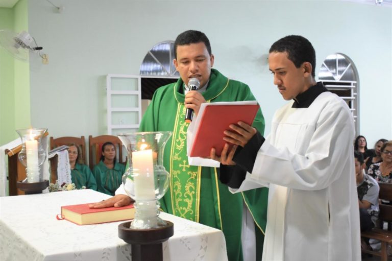 Comunidade católica acolhe novo padre em Guanambi