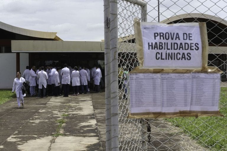MEC quer aperfeiçoar processo de revalidação do diploma de medicina
