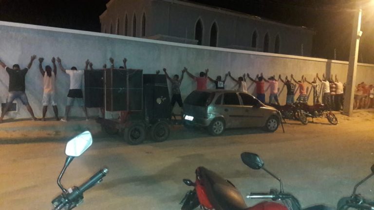 Polícia Militar realiza abordagens em bares de Guanambi