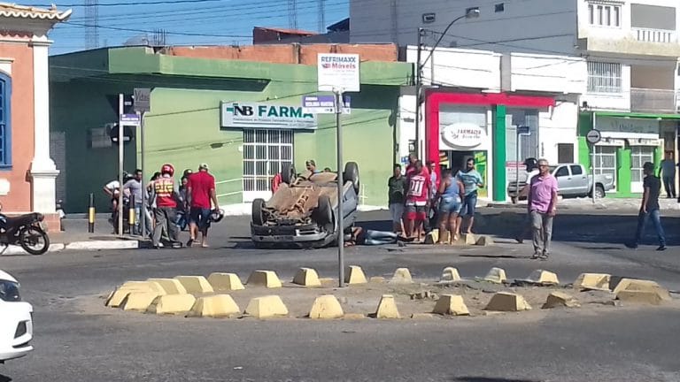 Motorista capota veículo em rotatória no centro de Guanambi