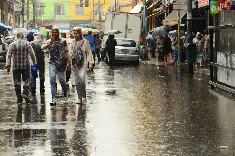 Cidades paulistas contabilizam prejuízos após fortes chuvas