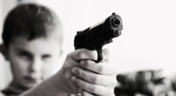 A cada 3 dias, uma criança é internada após acidente doméstico com arma