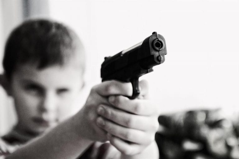 A cada 3 dias, uma criança é internada após acidente doméstico com arma
