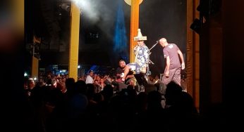 Durval Lelys cai da escada durante show no Pará