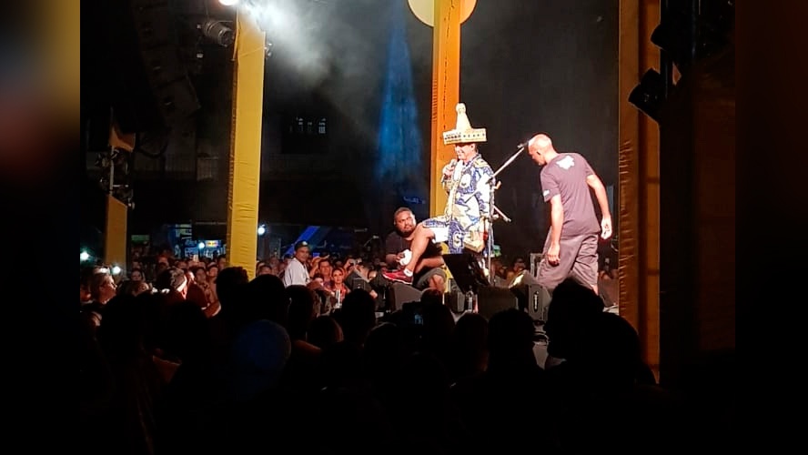 Durval Lelys cai da escada durante show no Pará