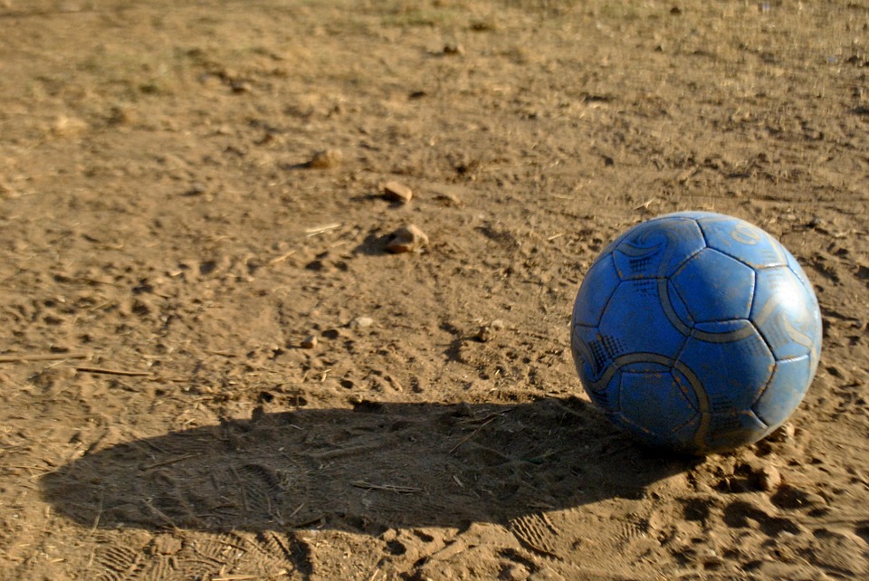 Jovem morre durante jogo de futebol na zona rural de Carinhanha