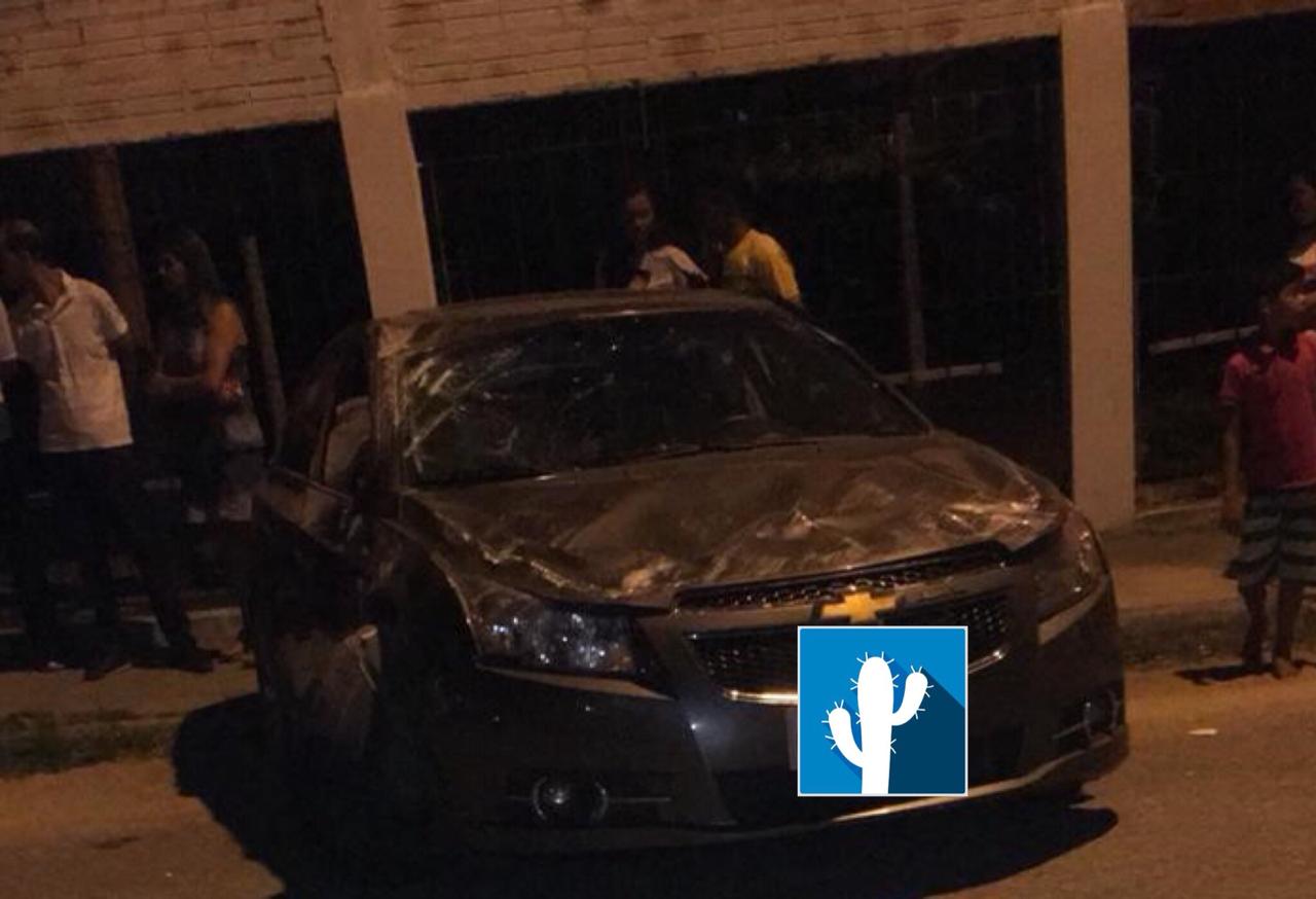Motorista fica ferido ao capotar carro em avenida de Guanambi
