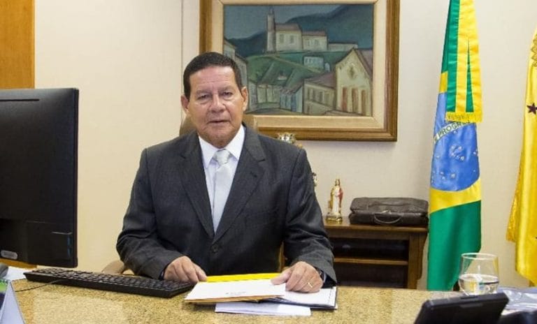 Contra opinião de Bolsonaro, Mourão apoia que aborto é decisão da mulher