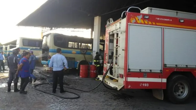 Ônibus pega fogo