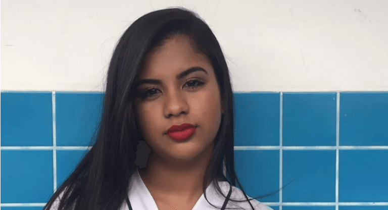 O nome dela é Jhenyfer, ex-aluna de escola pública, negra e aprovada em medicina na USP aos 17 anos