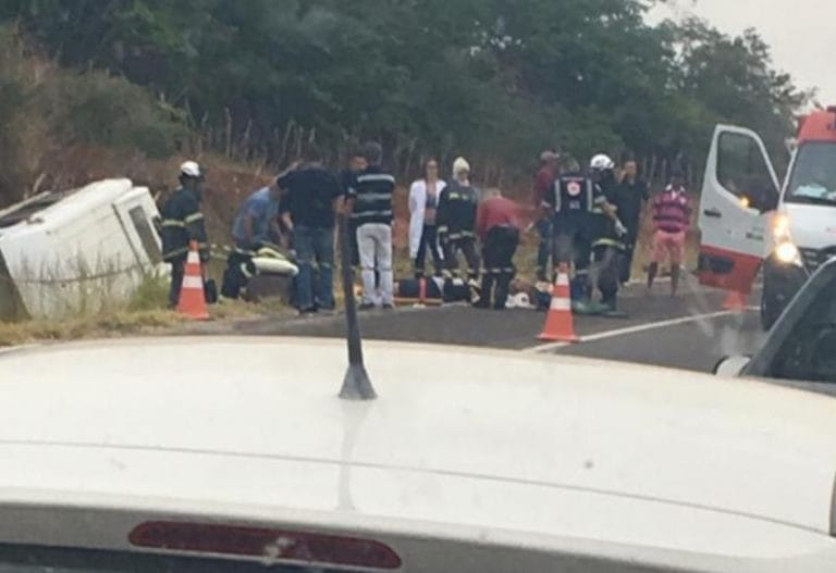 Uma pessoa morre e 14 ficaram feridas em acidente envolvendo van da UTI de Brumado