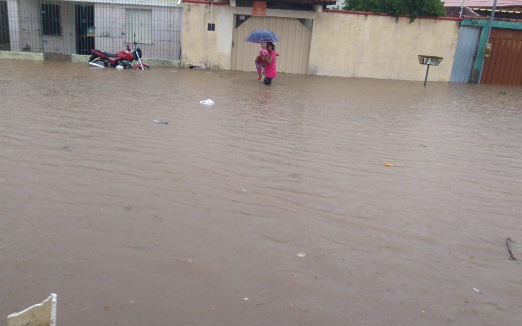 Chuva de 60 mm causa pontos de alagamentos em Guanambi, veja vídeos