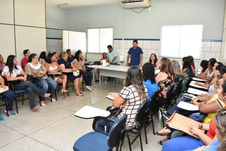 Prefeitura empossa novos gestores de seis escolas municipais em Guanambi