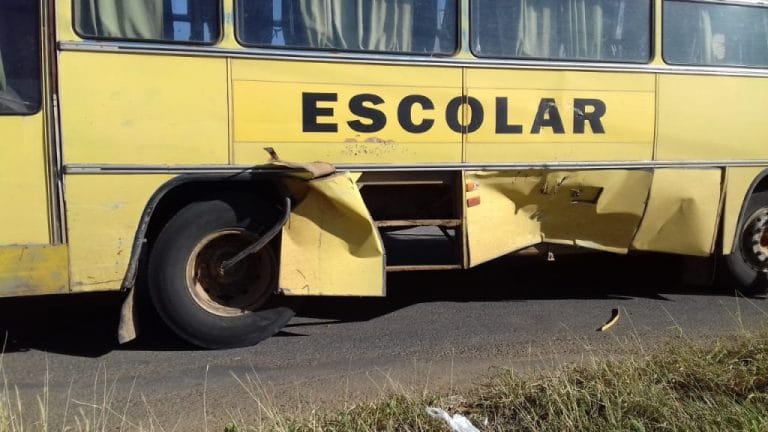Acidente envolvendo van e ônibus escolar deixa duas pessoas feridas em Guanambi
