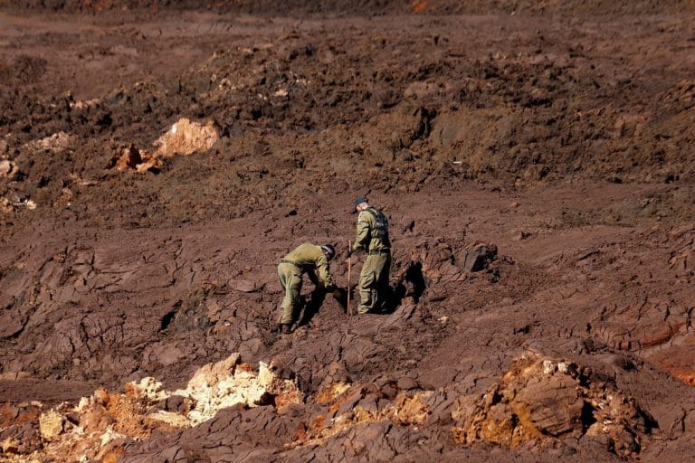 Bombeiros encontram mais um corpo em Brumadinho