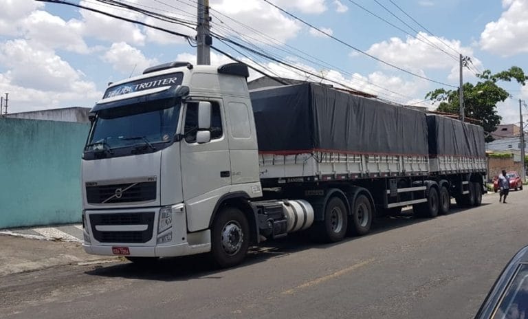 Polícia apreende Carreta com 40 toneladas de roupas contrabandeadas, destino era Guanambi