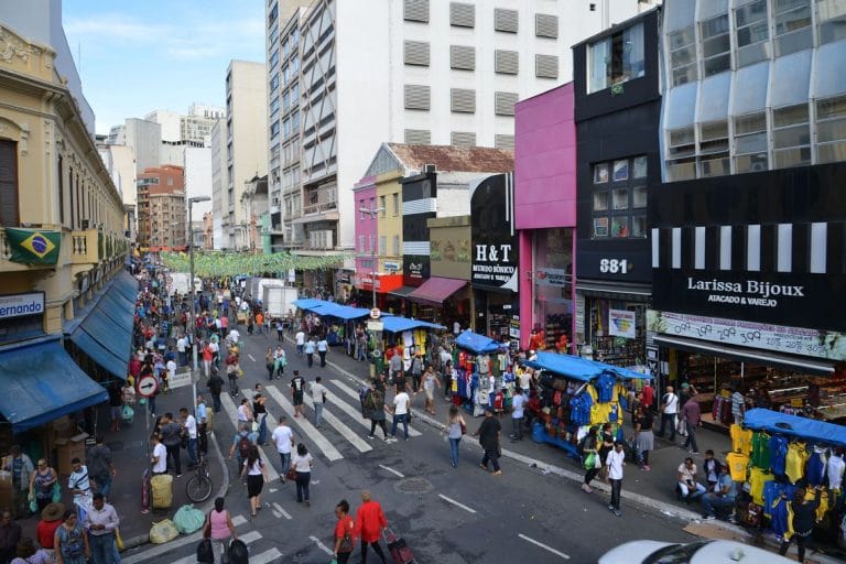 Comércio varejista tem alta de 0,4% de dezembro para janeiro, diz IBGE