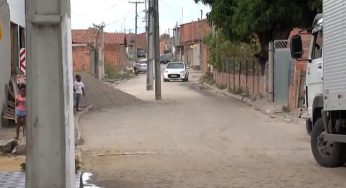 Postes são instalados no meio de uma rua na Bahia