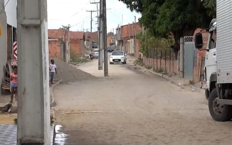 Postes são instalados no meio de uma rua na Bahia