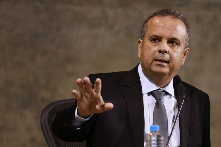 Marinho diz que governo não vai fazer reestruturações salariais