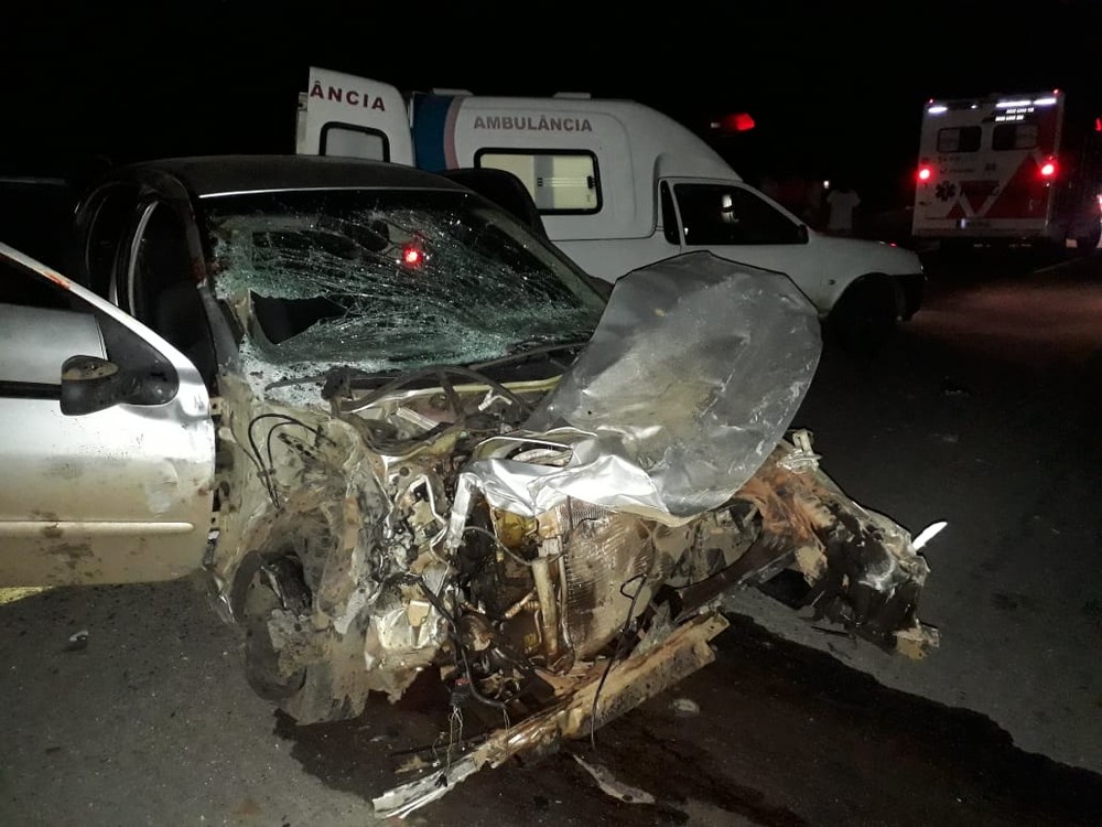 Três pessoas morrem em acidente entre carro, moto e ônibus na BR-242, na Bahia