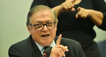 Bolsonaro demite Ministro da educação, diz jornalista