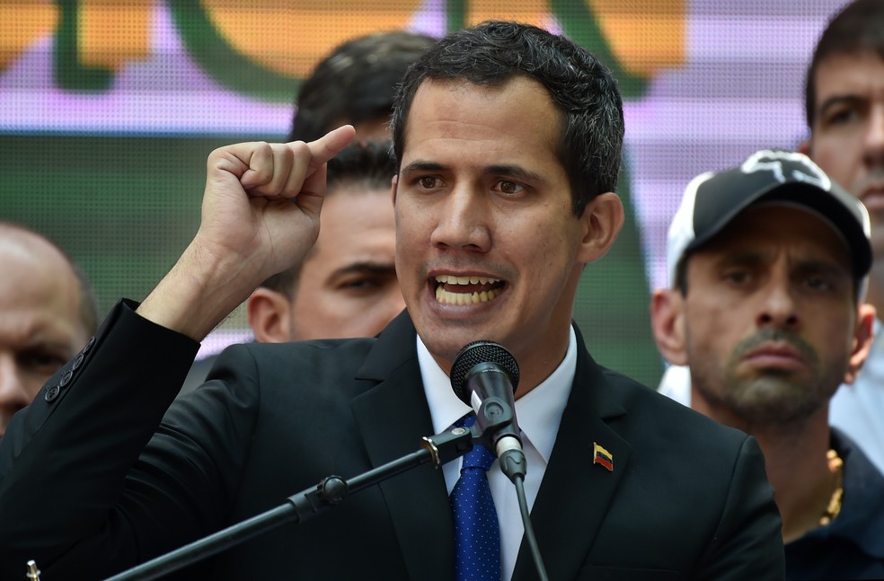 Guaidó e grupo de militares convocam povo para ir às ruas e por fim ao governo Maduro