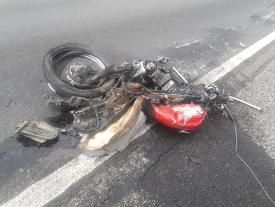 Colisão entre moto e caminhão deixa uma vítima fatal na BR-030 em Caetité