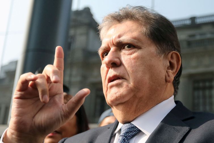 Ex-presidente do Peru tenta suicídio após ordem de prisão no caso Odebrecht