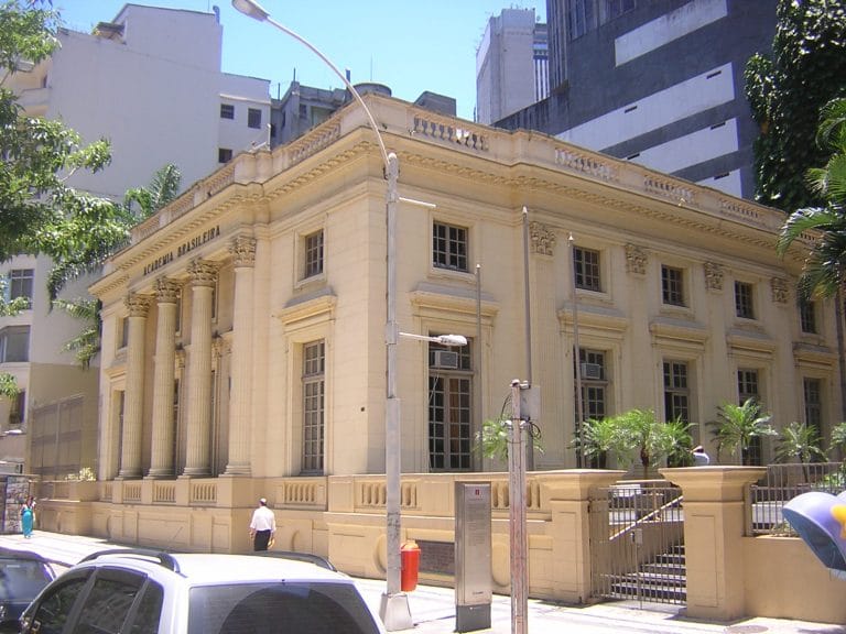 ABL doa estante de livros para índios guaranis no Rio