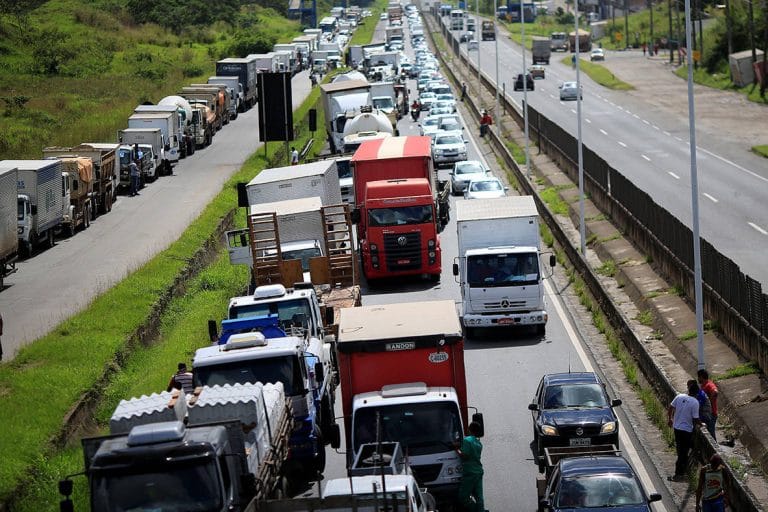 Governo anuncia crédito de até R$ 30 mil para caminhoneiros autônomos