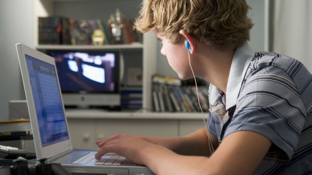 OMS: crianças devem ter tempo em frente a telas limitado a 1 hora