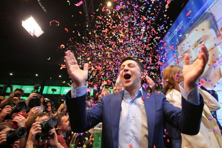 Ao tomar posse, presidente ucraniano dissolve Parlamento