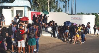 Alunos reivindicam melhorias na UNEB de Guanambi e fecham os portões em protesto