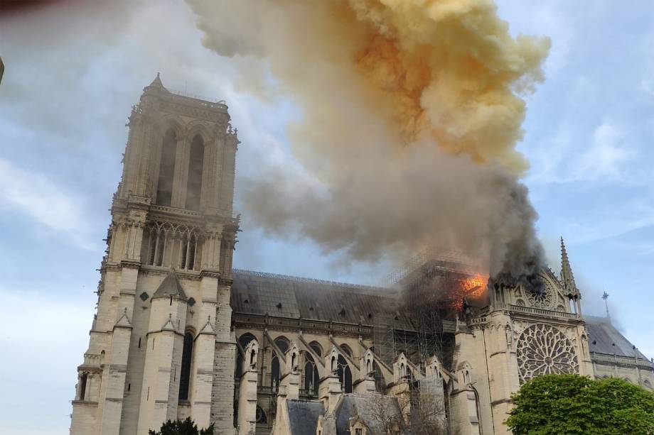 Incêndio atinge a Catedral de Notre-Dame em Paris