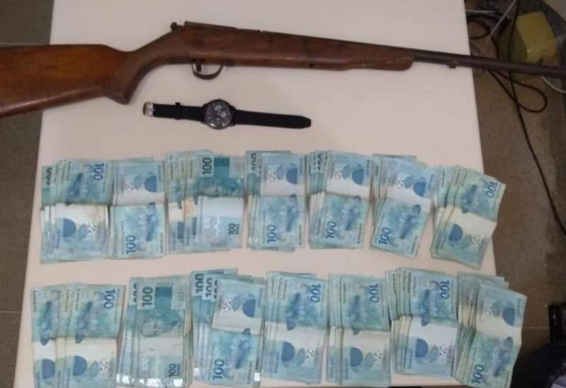 Dupla suspeita de roubar R$19 mil é detida em Paramirim
