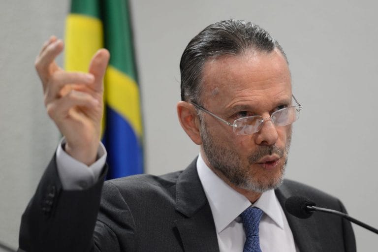 Ex-presidente do BNDES nega participação em irregularidades