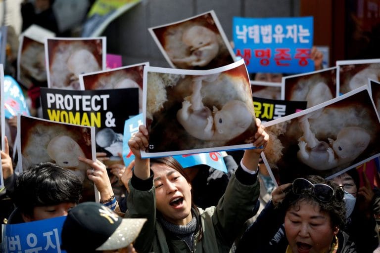 Coreia do Sul retira proibição ao aborto