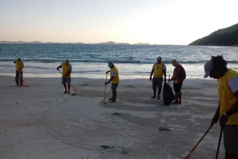 Vazamento de óleo atinge praias da Região dos Lagos