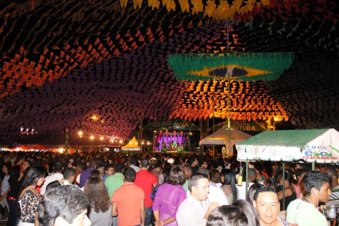 Foto mostra decoração de uma festa de São João na Bahia